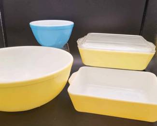 Vintage Pyrex Casserole And Mixing Bowls  5 Pieces