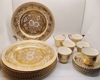 Vintage Johnson Brothers Old English Floral Pattern Dinner Plates And Six Tea Cups With 5 Saucers