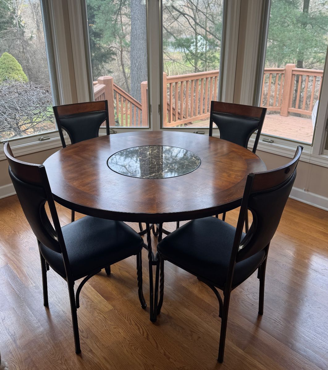 Round Dining/Kitchen Table w/Four Chairs