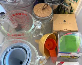 Assorted kitchen items