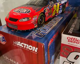 Jeff Gordon 
2004 Action / Lionel ARC 1:24 CWC
#24 DuPont 2004 Chevy Monte Carlo (22716)