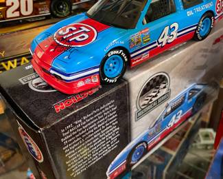 Richard Petty
2005 Action / Lionel ARC 1:24 CWC
#43 STP Farewell 1992 Pontiac Grand Prix - Autographed (1716)
OEM Autographed