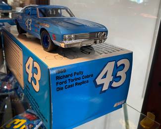 Richard Petty
2006 Team Caliber 1:24 CWC
#43 East Tenn 1969 Ford Torino Cobra - Autographed (#868 / 5035)
OEM Autographed 