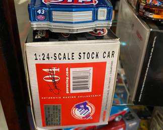 Richard Petty
2004 Action / Lionel ARC 1:24 CWC
#43 STP Chevy 100th Win 1980 Chevy Monte Carlo - QVC Release (504)