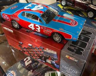 Richard Petty 
2003 Action / Lionel ARC 1:24 CWC
#43 STP 1975 Winston Cup Champion Dodge Charger (8268)