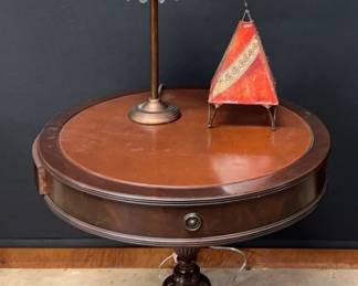 Round Table W Lamp And Magnifier w Light