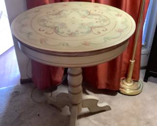 Cute accent table in great shape.