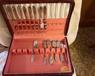 silver plate in a woorden box