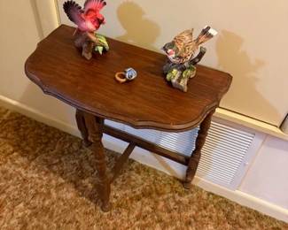 Small vintage table and ceramic birds