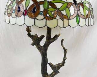 1173 - Stained Glass Lamp You are buying a used as-is electric/electronic item. We do not guarantee all components are present, and if it is not expressly stated, it is untested.
