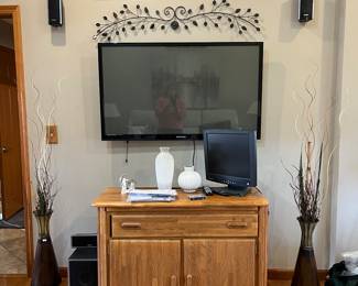 Broyhill buffet. Top flips open for extra serving, metal decor