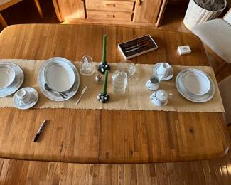 Top of Broyhill oak dining table with 6 chairs. There are 2 nice big leaves as well. 