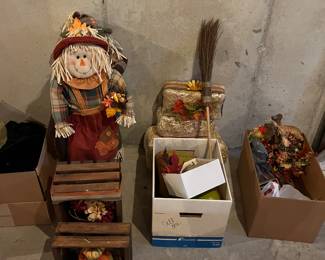 Lots of seasonal decor items