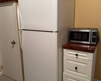 Fridgeaire top freezer fridge $200