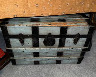 ANTIQUE TRUNK 