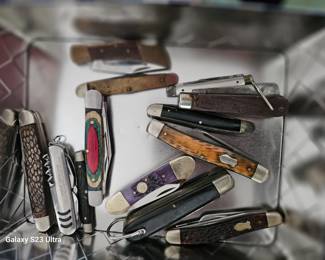 Selection of pocket knives 