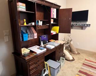 Amazing desk 2 pieces. Office items. 