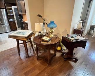 Antique tables
Lamps
Framed art