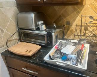 Ninja multifunctional air fryer
Cuisinart toaster
Cookbook stand
Utensils