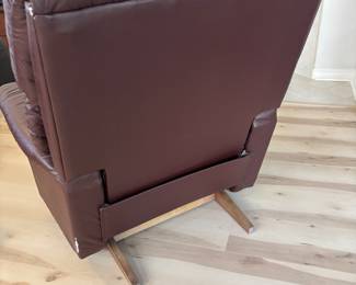 Brown LazyBoy Rocker/Recliner             37"w 31"D 41"T slight wear on back.