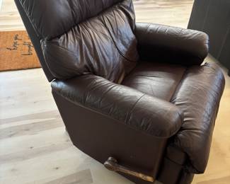 Brown LazyBoy Rocker/Recliner                    37"w 31"D 41"T slight wear on back.