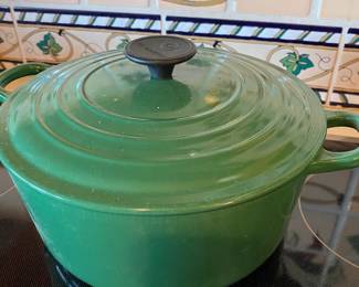 Large Le Creuset cooking pot.