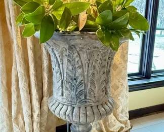 Monumental planter on rollers