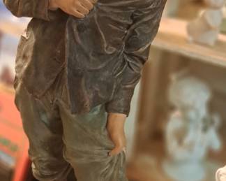 22" "Qu'est-Ce Qu'on Va M'Dire by Par J. Le Guluche statue