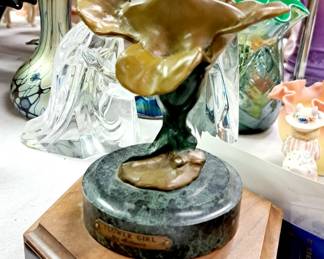 Area travelling trophy "Flower Girl" solid bronze signed Emmanuel Villanis figurine