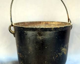 Cast Iron Pot With 3 Legs, 9' x 9.5" 