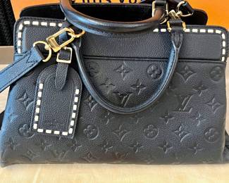 Louis Vuitton Vosges noir.