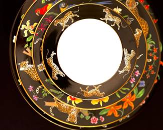 Lynn Chase, "Jaguar Jungle". Includes (2) 8 1/4" plates, (1) 10 7/8" plate, (2) chargers, (2) 6.5" plates, (2) cups only.
