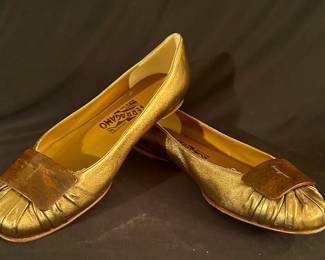 Salvador Ferragamo flats w/dust bag