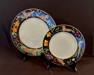 Lynn Chase, "Jaguar Jungle". Includes (2) 8 1/4" plates, (1) 10 7/8" plate, (2) chargers, (2) 6.5" plates, (2) cups only.
