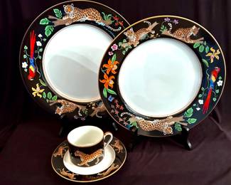 Lynn Chase, "Jaguar Jungle". Includes (2) 8 1/4" plates, (1) 10 7/8" plate, (2) chargers, (2) 6.5" plates, (2) cups only.