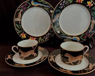 Lynn Chase, "Jaguar Jungle". Includes (2) 8 1/4" plates, (1) 10 7/8" plate, (2) chargers, (2) 6.5" plates, (2) cups only.