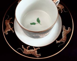 Lynn Chase, "Jaguar Jungle". Includes (2) 8 1/4" plates, (1) 10 7/8" plate, (2) chargers, (2) 6.5" plates, (2) cups only.