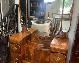 Gorgeous Art Deco antique vanity! Excellent Condition!