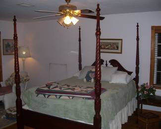 Four Post Queen Size Bed with Mattress