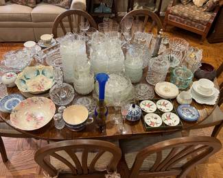 Clear glass dinnerware set