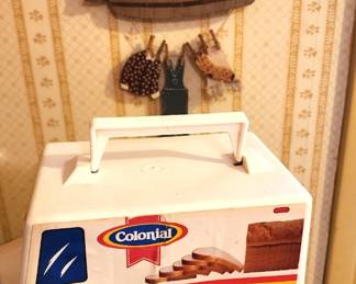 Vintage Colonial Bread Lunchbox 