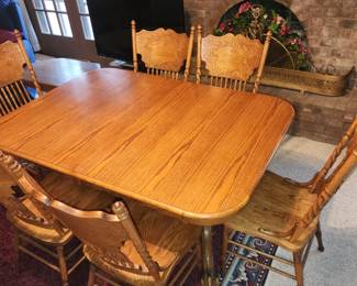 This table expands with 2 extra leaves for the center of the table.  Previous picture shows the way it expands.