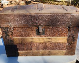ANTIQUE VINTAGE DOME TOPPED METAL WOOD STEAMER TRUNK STORAGE CHEST