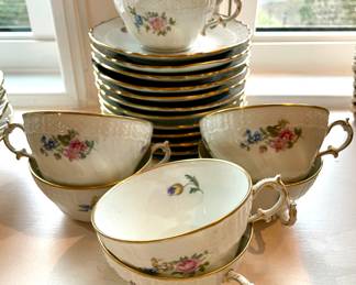 Richard Ginori
7 cups 12 saucers