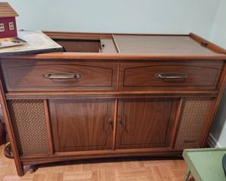 Vintage stereo in cabinet 
