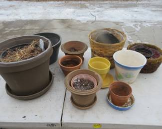 Lot 326. Gardening pots plus tote