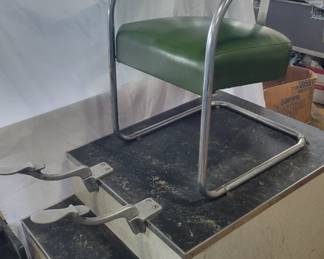 Shoe shine stand