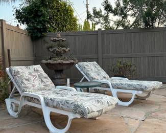 Outdoor Furniture: Lounge Chairs