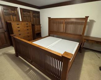 Stickley King size Spindle Prairie Bed                            Mission Collection Oak #54 Aurora