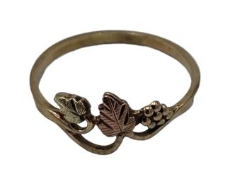 10k Black Leaf Gold Ring

Sz 6

Hallmark CCO

Weight .76&nbsp;gram

Estimated Melt Value: $35.36 as of (1/4/25)

Buyer is responsible to pay for Shipping and Ins (See Shipping Details)